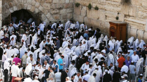 https://commons.wikimedia.org/wiki/File:Jews_at_the_Western_Wall_in_Jerusalem.jpg