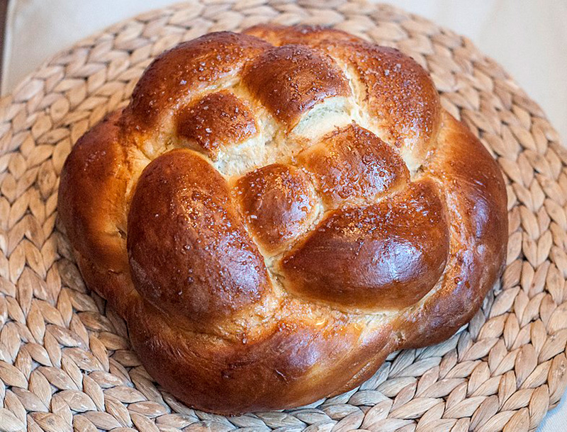 https://commons.wikimedia.org/wiki/File:Round_challah.jpg