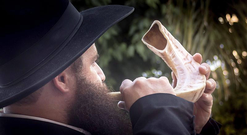 https://commons.wikimedia.org/wiki/File:Shofar_in_Rosh_Hashanah.jpg