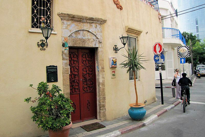 https://commons.wikimedia.org/wiki/File:Neve_Tzedek_Sculptures_-_Tel_Aviv_%284025114659%29.jpg