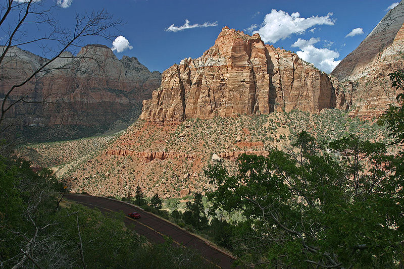 https://commons.wikimedia.org/wiki/File:Zion_mount_carmel_highway_view.jpg