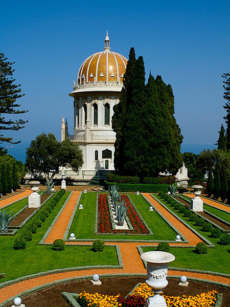 https://commons.wikimedia.org/wiki/File:Shrine_of_the_Bab.jpg